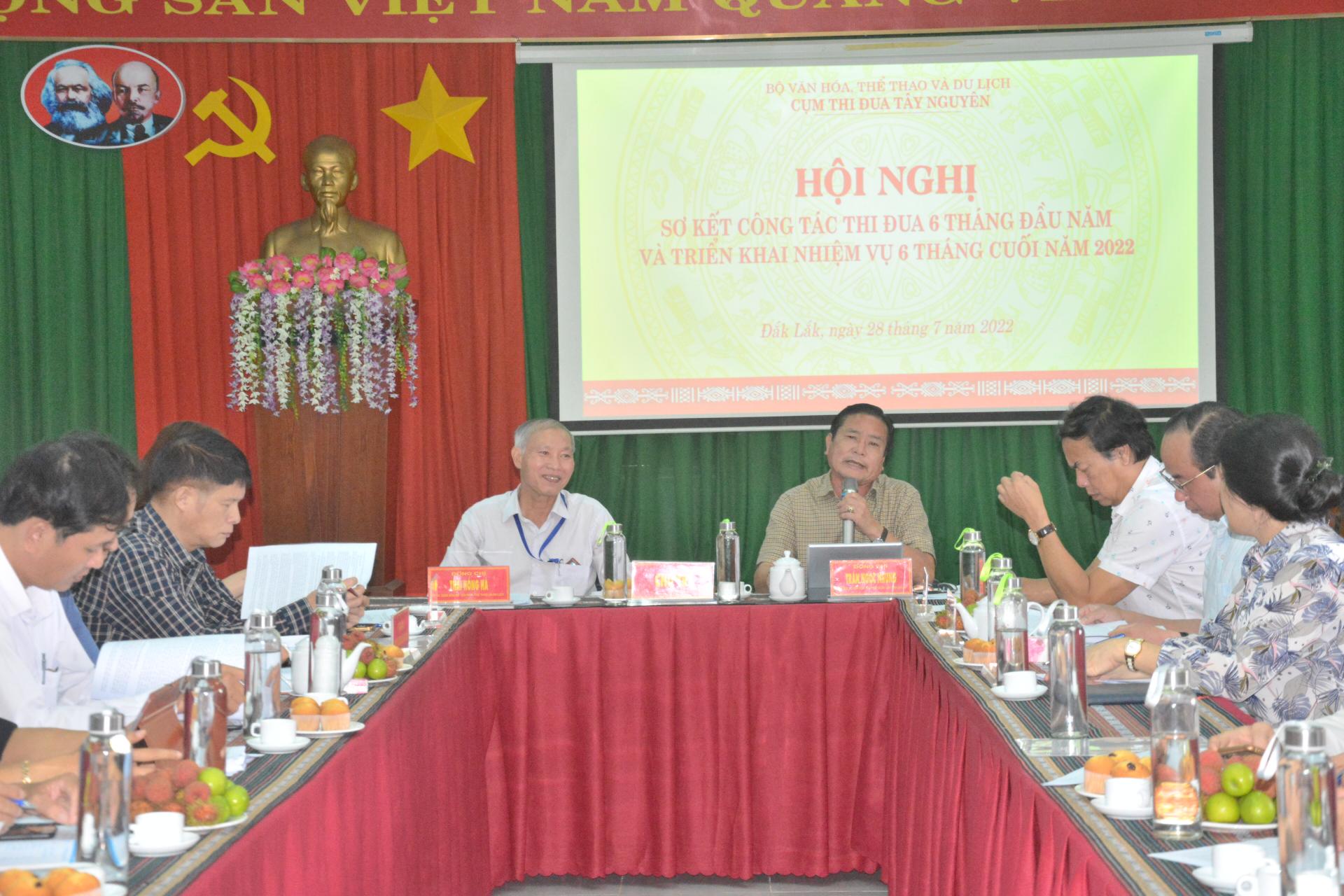 Giám đốc Sở Văn hóa, Thể thao và Du lịch tỉnh Gia Lai Trần Ngọc Nhung, Cụm trưởng cụm thi đua chỉ đạo điều hành hội nghị.